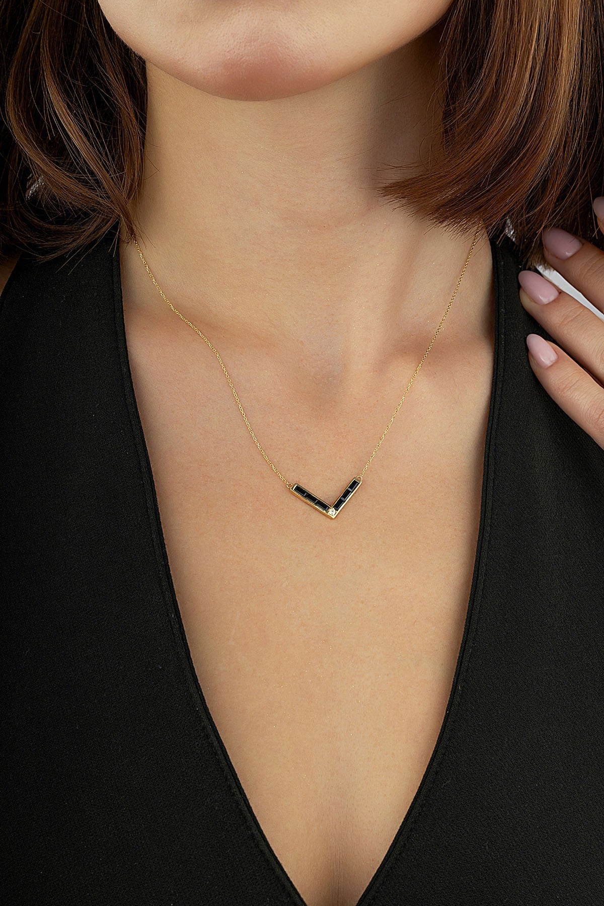 14 Ayar V Form Taşlı Altın Kolye