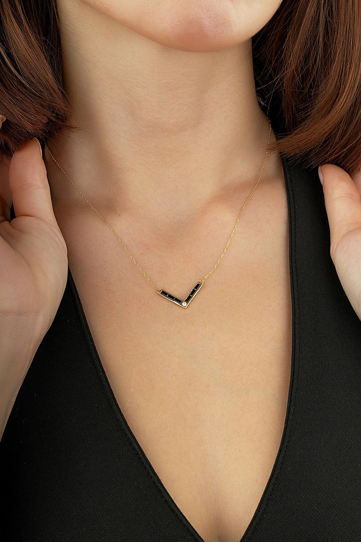 14 Ayar V Form Taşlı Altın Kolye