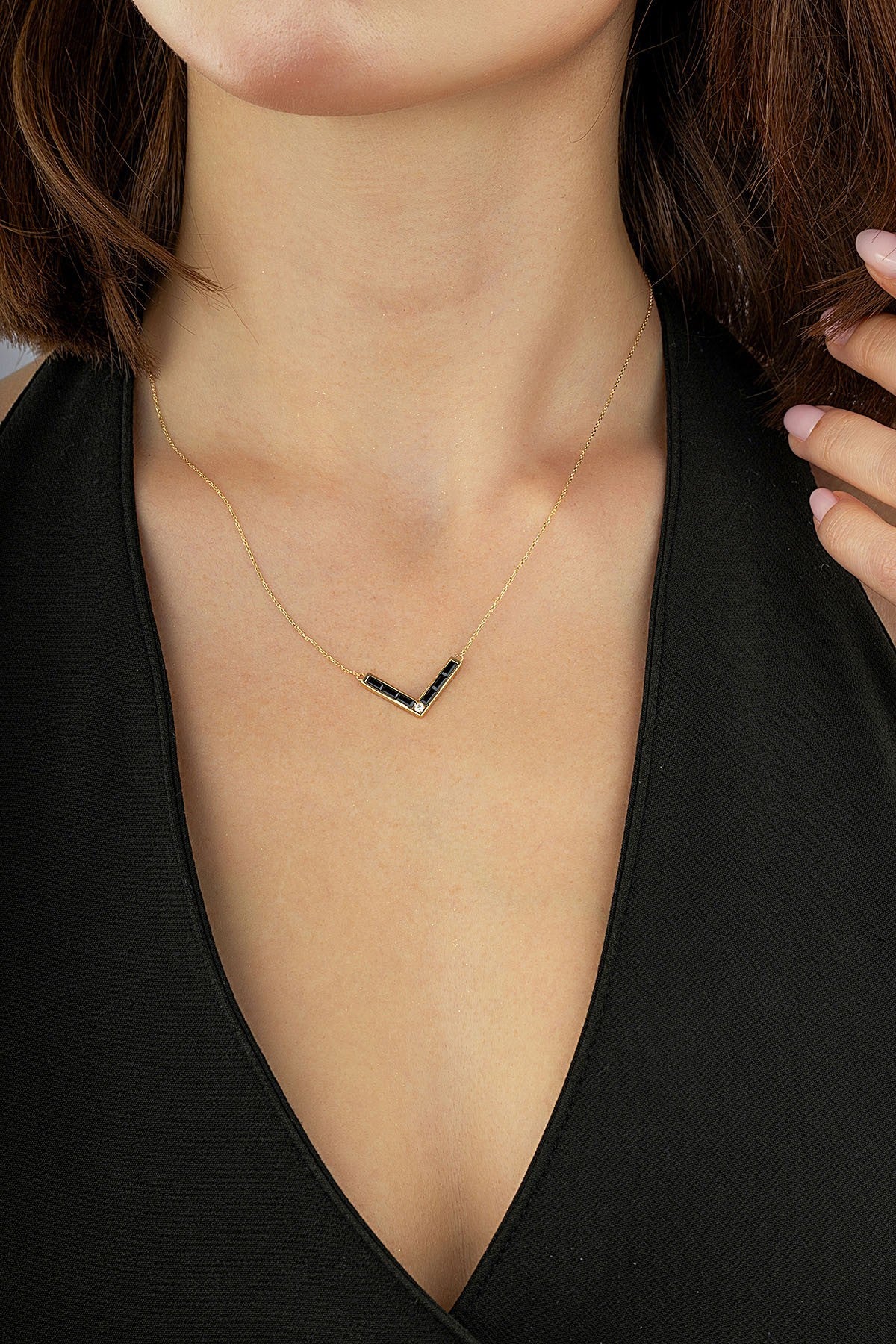 14 Ayar V Form Taşlı Altın Kolye