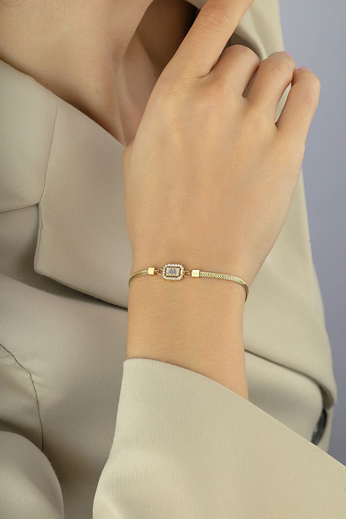 14 Ayar Baget Çerçeveli Zarif Altın Bileklik Ürün ikincil görseli