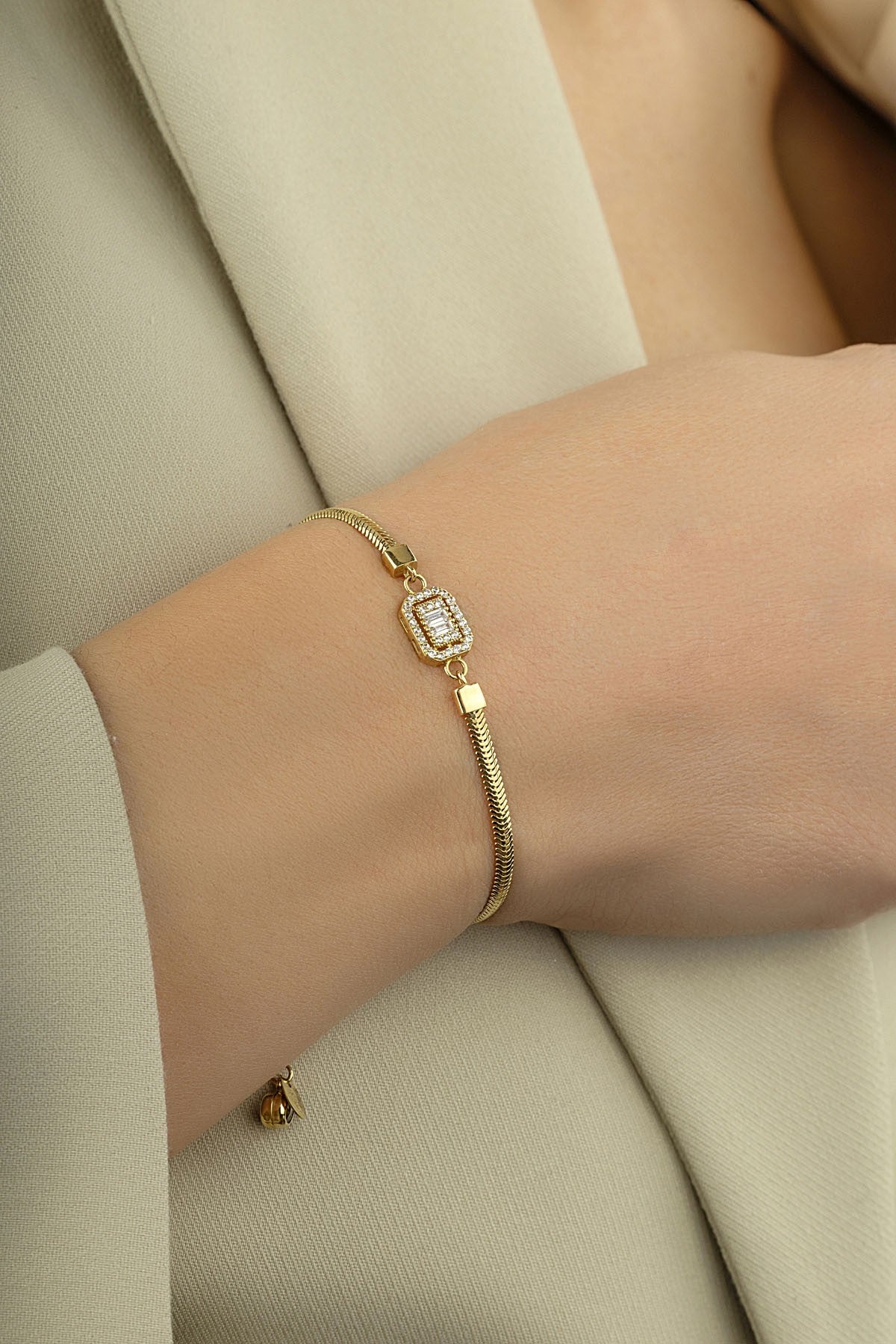 14 Ayar Baget Çerçeveli Zarif Altın Bileklik