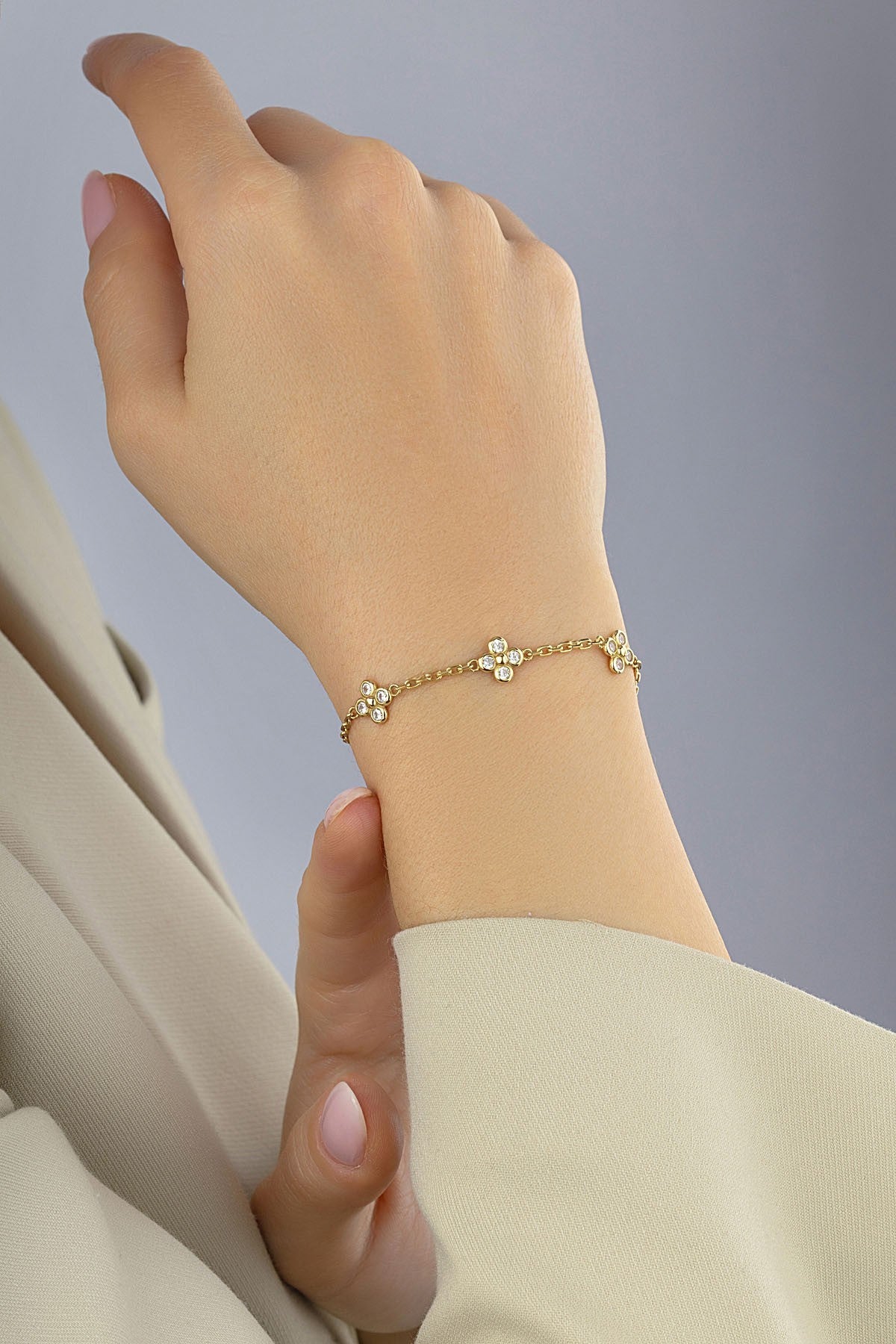 14 Ayar Beyaz Taşlı Çiçek Motifli Altın Bileklik