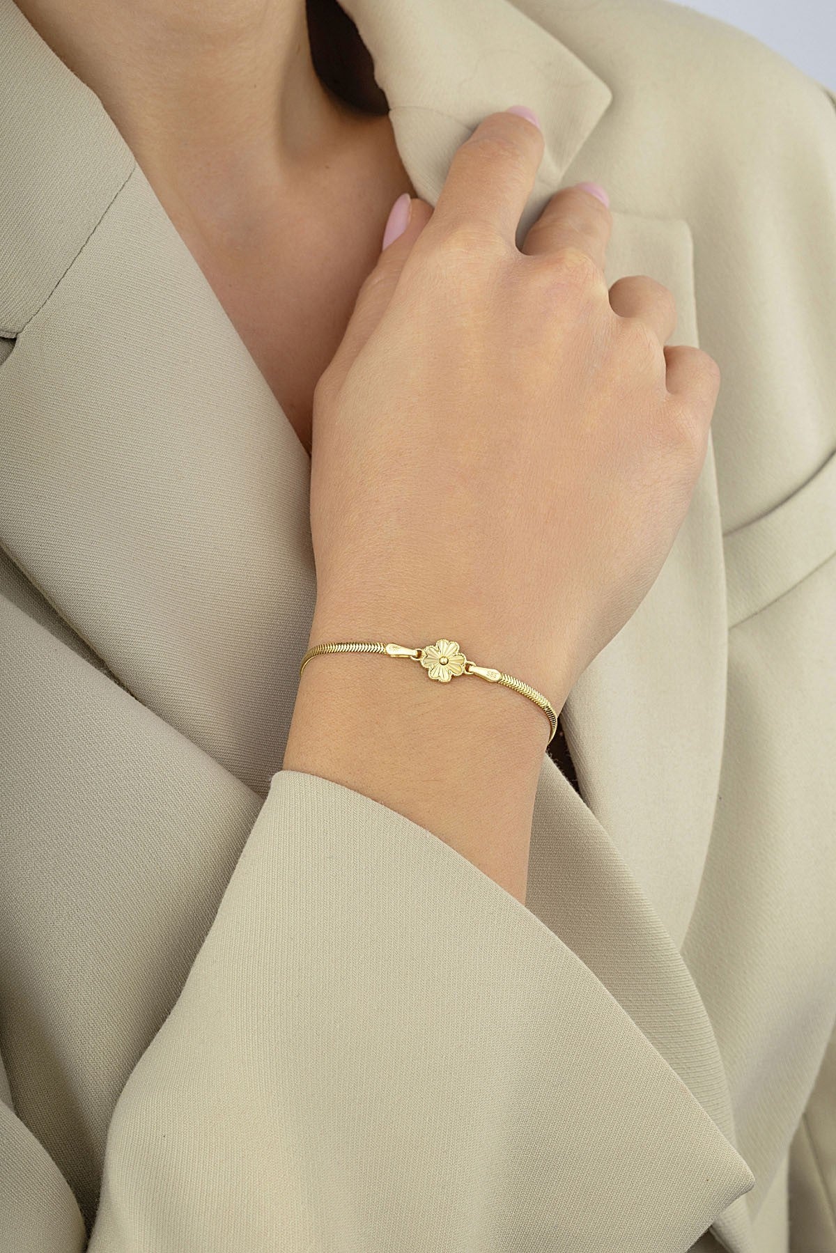 14 Ayar Zarif Altın Çiçekli Altın Bileklik Ürün ana görseli
