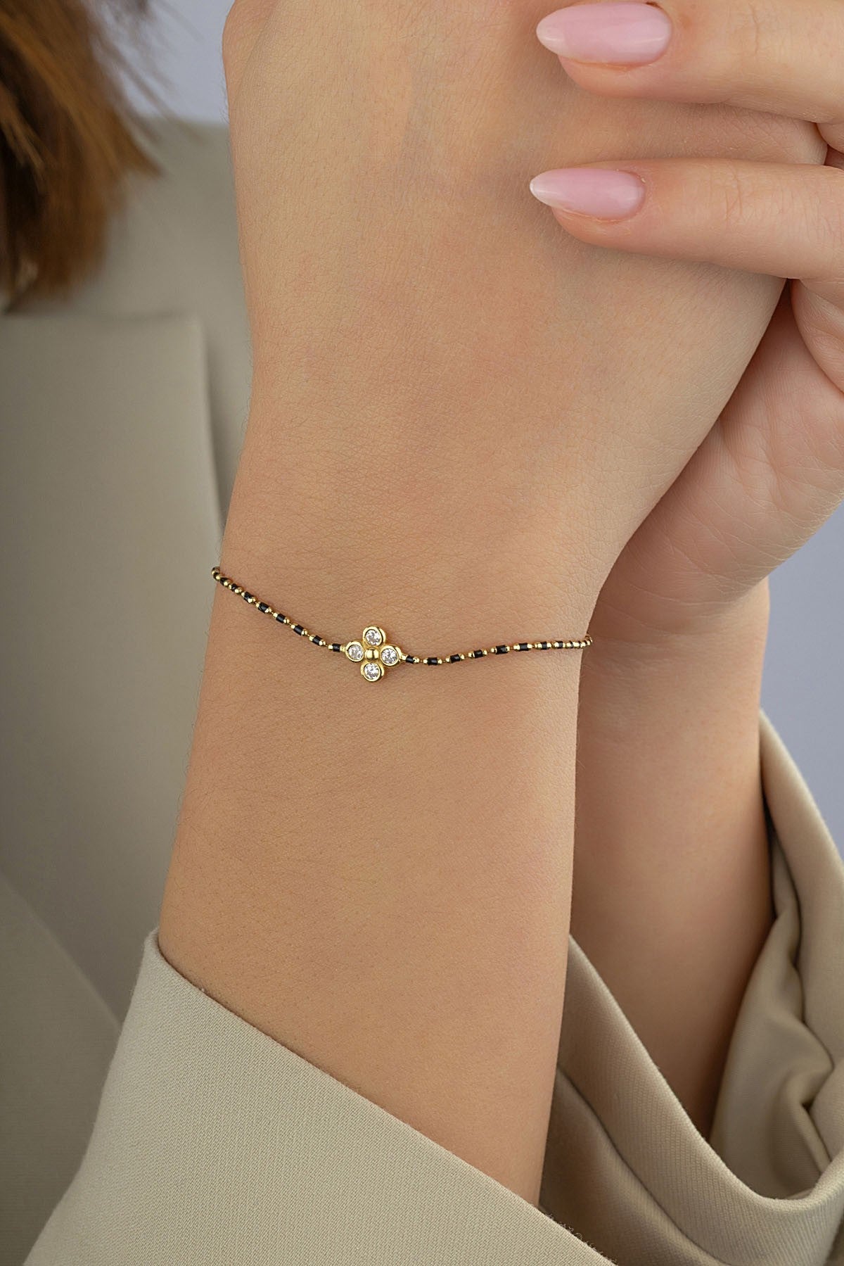 14 Ayar Siyah Boncuklu Çiçek Altın Bileklik