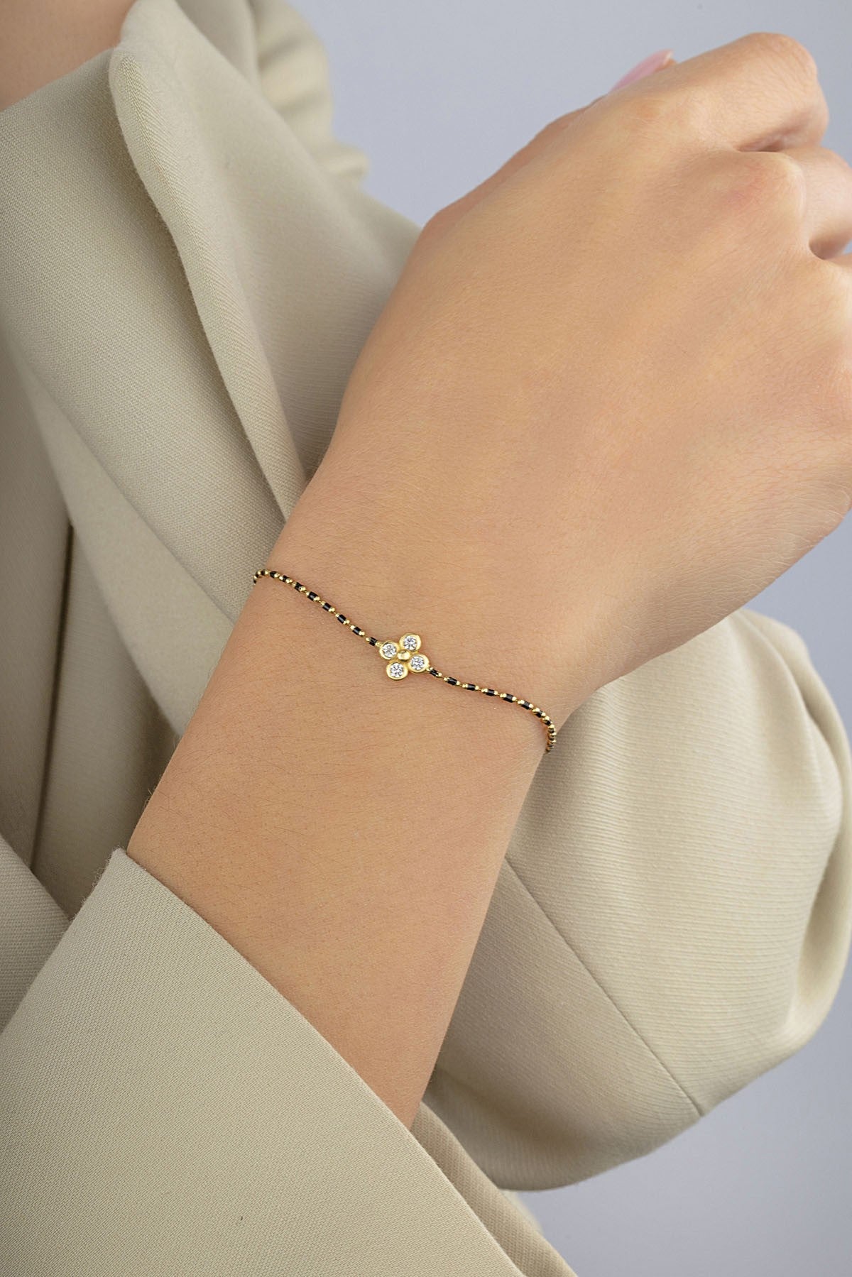 14 Ayar Siyah Boncuklu Çiçek Altın Bileklik