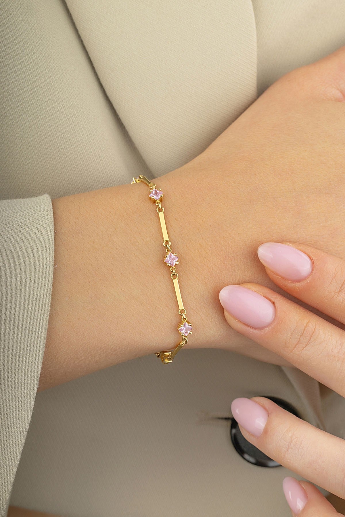 14 Ayar Pembe Taşlı Çiçekli Altın Bileklik Ürün ana görseli