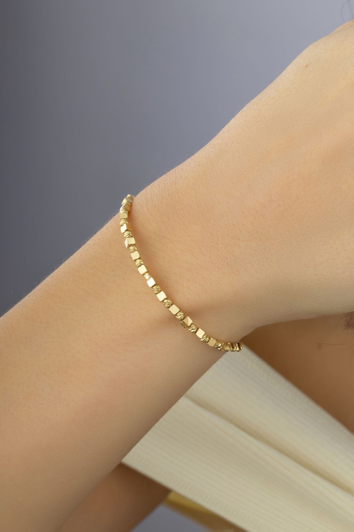 14 Ayar Modern Yuvarlak Kare Taşlı Altın Bileklik Ürün ikincil görseli