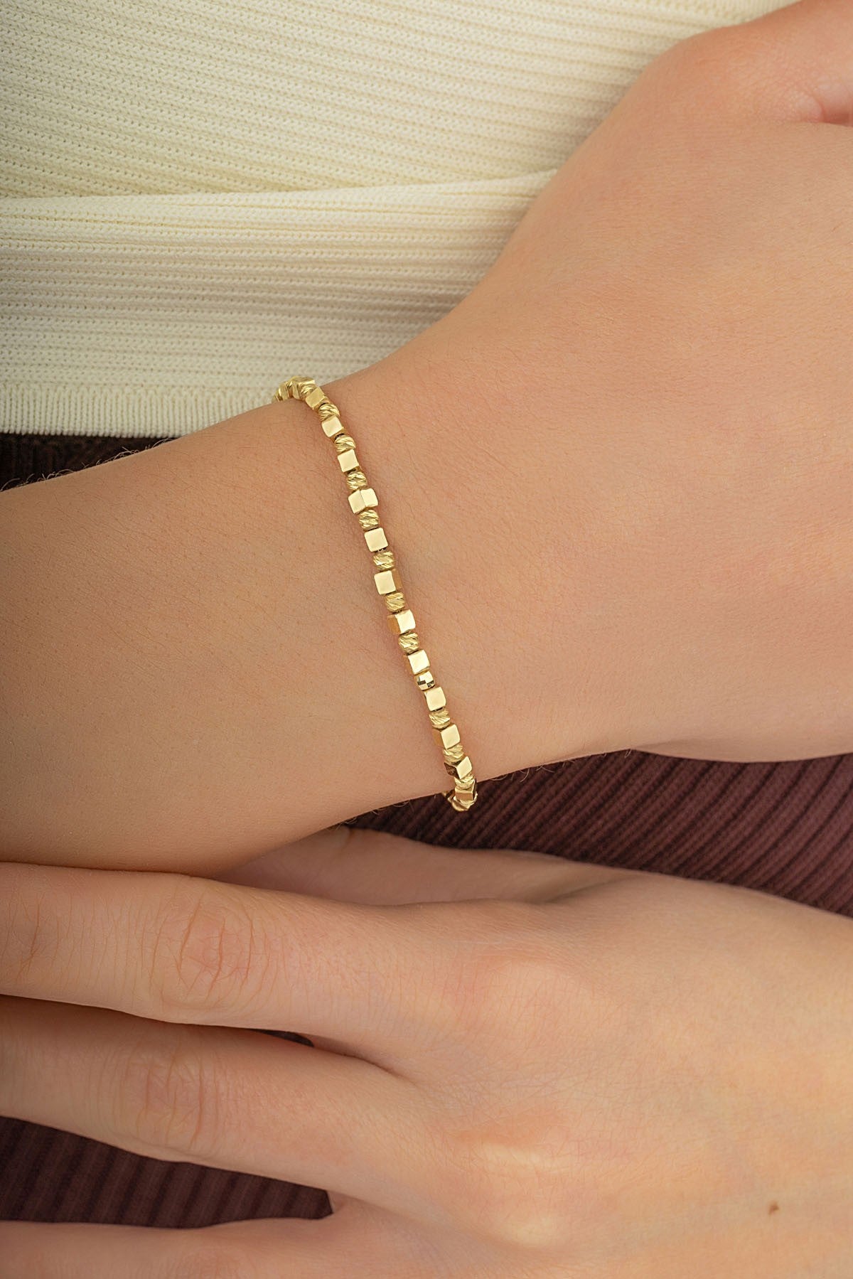 14 Ayar Modern Yuvarlak Kare Taşlı Altın Bileklik