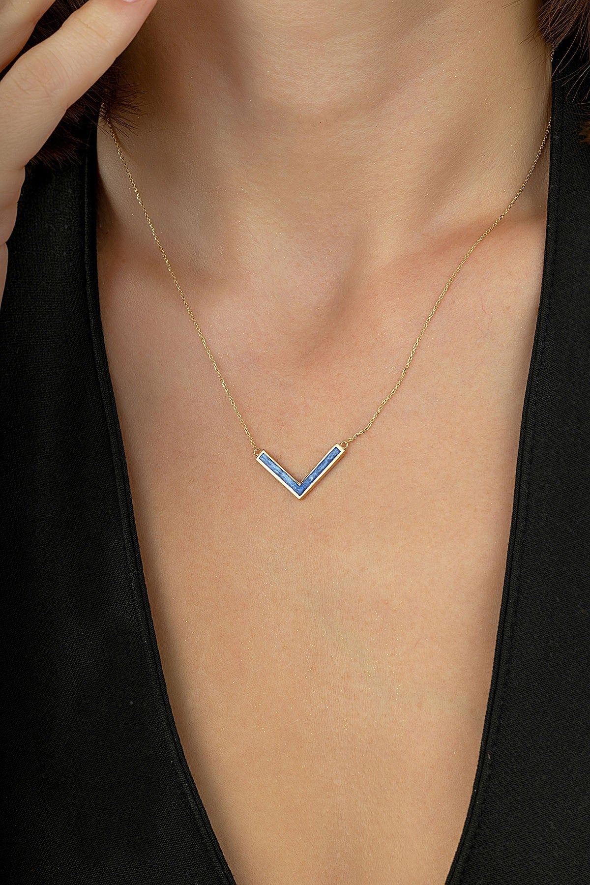 14 Ayar Mavi Taşlı Altın V Kolye Ürün ikincil görseli