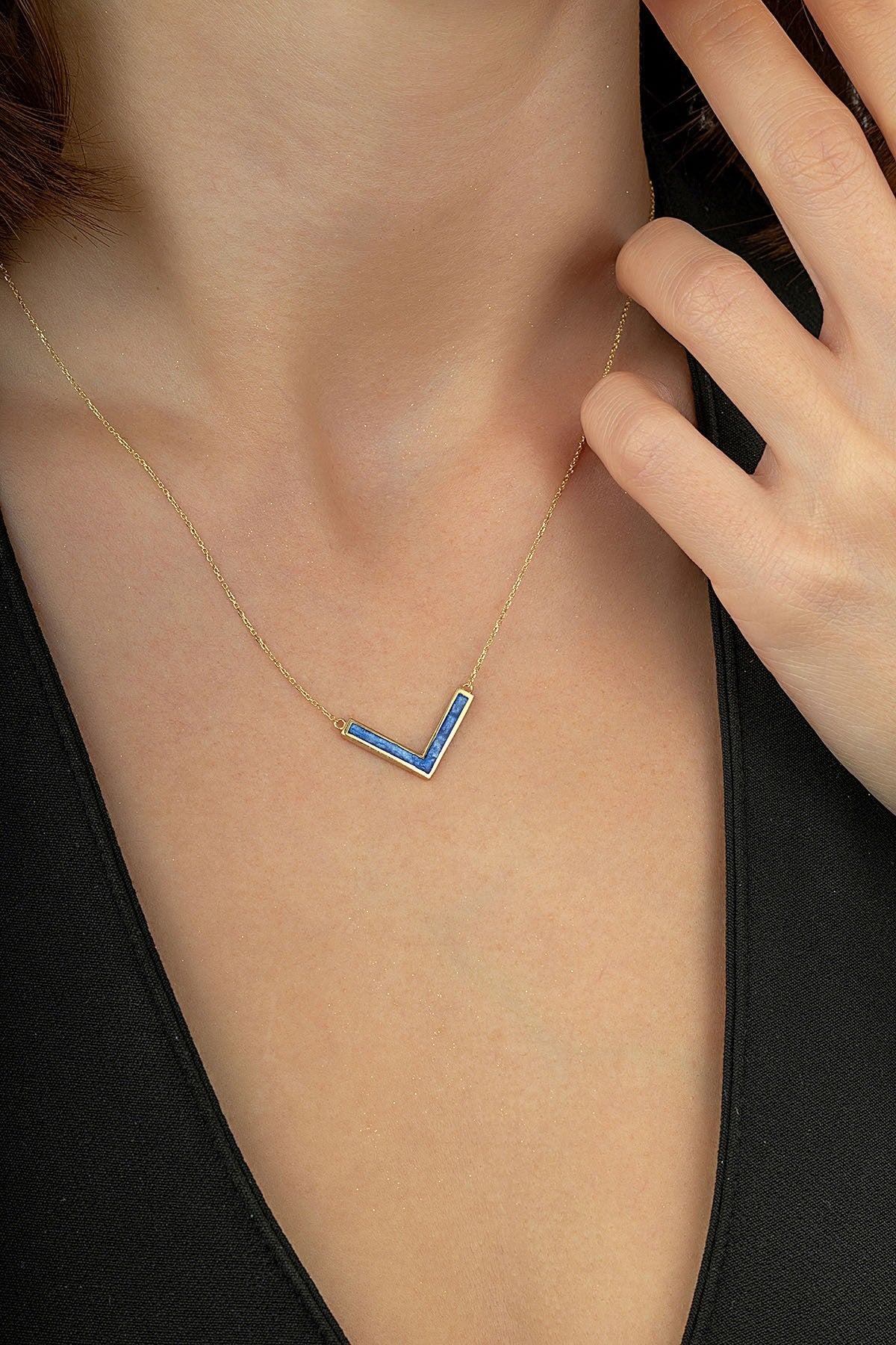 14 Ayar Mavi Taşlı Altın V Kolye