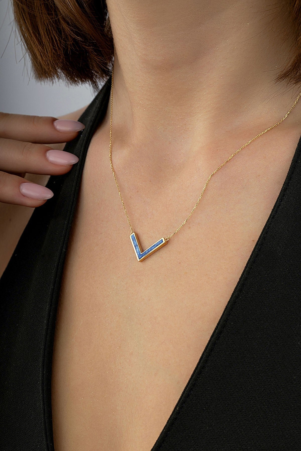 14 Ayar Mavi Taşlı Altın V Kolye