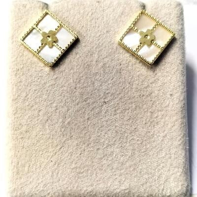 Beyaz Sedefli Dörtgen Altın Küpe Ürün ikincil görseli